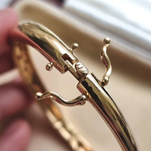 Load image into Gallery viewer, Vintage 18ct Gold Brilliant Cut Diamond Hinged Bangle clasp