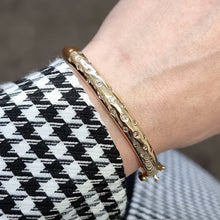 Load image into Gallery viewer, Vintage 18ct Gold Brilliant Cut Diamond Hinged Bangle modelled