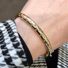 Load image into Gallery viewer, Vintage 18ct Gold Brilliant Cut Diamond Hinged Bangle modelled