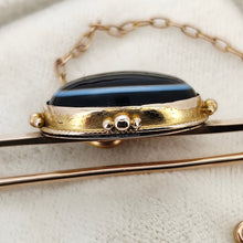 Load image into Gallery viewer, A bar brooch in yellow gold with an oval cabochon banded agate centre