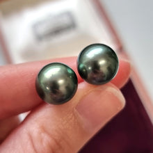 Load image into Gallery viewer, 18ct Gold Black South Sea Pearl Stud Earrings in hand