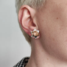Load image into Gallery viewer, A yellow gold daffodil flower stud earring, modelled in an ear