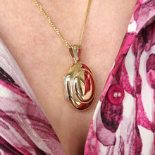 Load image into Gallery viewer, Vintage 9ct Yellow Gold Oval Locket, Hallmarked Birmingham 1997 modelled with chain