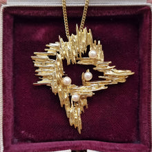 Load image into Gallery viewer, Vintage 9ct Gold Abstract Pearl Pendant and Chain in box