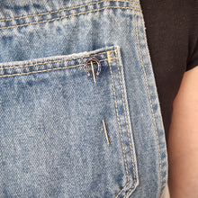 Load image into Gallery viewer, Victorian 9ct Gold Sapphire Horseshoe Tie/Stick Pin modelled