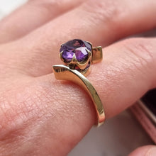 Load image into Gallery viewer, Gold ring with an amethyst modelled on a finger