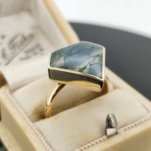 Load image into Gallery viewer, Vintage 9ct Yellow Gold Moss Agate Diamond Shaped Dress Ring