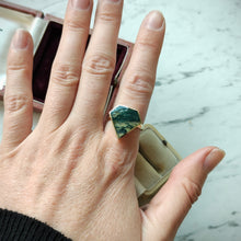 Load image into Gallery viewer, Vintage 9ct Yellow Gold Moss Agate Diamond Shaped Dress Ring