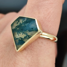 Load image into Gallery viewer, Vintage 9ct Yellow Gold Moss Agate Diamond Shaped Dress Ring