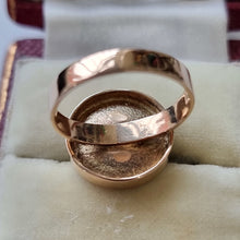 Load image into Gallery viewer, Vintage 14ct Gold Green Agate Ring from behind