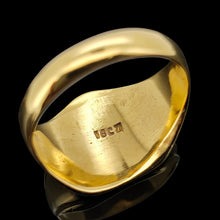 Load image into Gallery viewer, Vintage 18ct Yellow Gold Shield Signet Ring