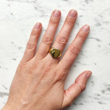 Load image into Gallery viewer, Vintage 18ct Yellow Gold Shield Signet Ring