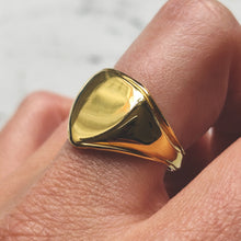Load image into Gallery viewer, Vintage 18ct Yellow Gold Shield Signet Ring