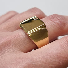 Load image into Gallery viewer, Vintage 18ct Gold Diamond Signet Ring