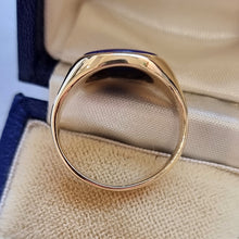 Load image into Gallery viewer, Vintage 18ct Yellow Gold Lapis Lazuli Signet Ring side profile