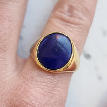 Load image into Gallery viewer, Vintage 18ct Yellow Gold Lapis Lazuli Signet Ring modelled