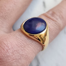 Load image into Gallery viewer, Vintage 18ct Yellow Gold Lapis Lazuli Signet Ring modelled