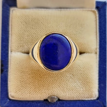 Load image into Gallery viewer, Vintage 18ct Yellow Gold Lapis Lazuli Signet Ring in box