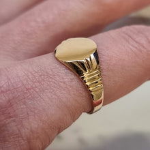 Load image into Gallery viewer, Vintage 18ct Rose Gold Oval Signet Ring