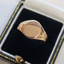 Load image into Gallery viewer, Vintage 18ct Rose Gold Oval Signet Ring in box