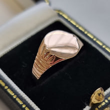 Load image into Gallery viewer, Vintage 18ct Rose Gold Oval Signet Ring in box