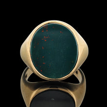 Load image into Gallery viewer, Vintage 9ct Yellow Gold Bloodstone Oval Signet Ring