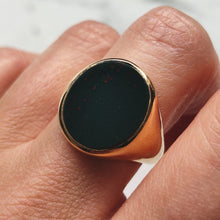 Load image into Gallery viewer, Vintage 9ct Yellow Gold Bloodstone Oval Signet Ring