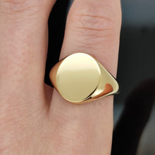 Load image into Gallery viewer, Vintage 18ct Yellow Gold Plain Oval Signet Ring, Hallmarked Birmingham 1992