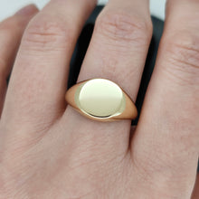 Load image into Gallery viewer, A yellow gold round signet ring, modelled on a hand