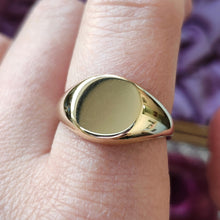Load image into Gallery viewer, A yellow gold round signet ring, modelled on a hand
