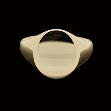 Load image into Gallery viewer, A yellow gold plain oval signet ring