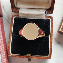Load image into Gallery viewer, A yellow gold plain oval signet ring, in an antique ring box