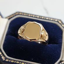 Load image into Gallery viewer, Antique 18ct Yellow Gold Signet Ring, Hallmarked Chester 1901 in box