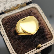 Load image into Gallery viewer, Vintage 18ct Yellow Gold Shield Signet Ring