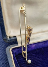 Load image into Gallery viewer, Vintage 9ct Gold Golfer Pearl Brooch