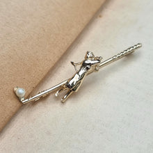 Load image into Gallery viewer, Vintage 9ct Gold Golfer Pearl Brooch
