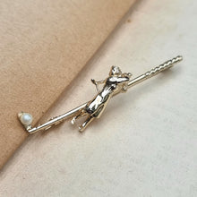 Load image into Gallery viewer, Vintage 9ct Gold Golfer Pearl Brooch