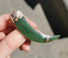 Load image into Gallery viewer, Victorian 15ct Gold Nephrite Claw Brooch