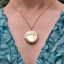 Load image into Gallery viewer, Art Deco 9ct Gold Round Pinstripe Locket