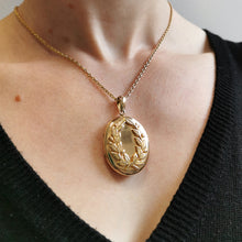 Load image into Gallery viewer, Victorian 15ct Gold Wreath Locket | Initials "RTSS"