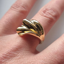 Load image into Gallery viewer, Vintage 18ct Gold Abstract Wave Ring modelled