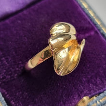Load image into Gallery viewer, Vintage 18ct Gold Abstract Wave Ring in box