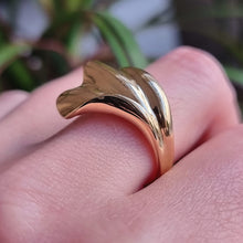 Load image into Gallery viewer, Vintage 18ct Gold Abstract Wave Ring modelled