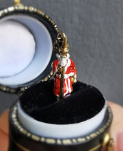 Load image into Gallery viewer, Vintage 9ct Gold London Beefeater Charm