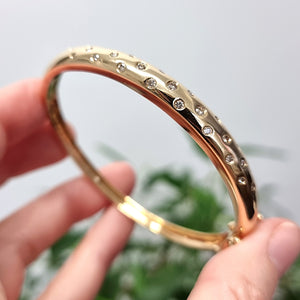 Vintage 18ct Gold Brilliant Cut Diamond Hinged Bangle in hand