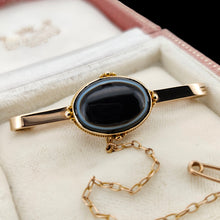 Load image into Gallery viewer, A bar brooch in yellow gold with an oval cabochon banded agate centre, in an antique box
