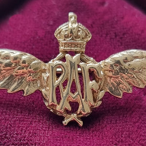 Vintage 9ct Gold RAF Wings Brooch close-up
