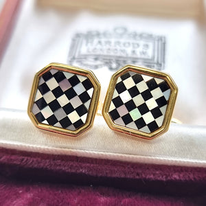 18ct Yellow Gold Mother of Pearl and Onyx Chequerboard Cufflinks sitting in an antique box