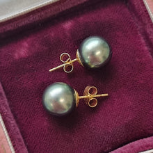 Load image into Gallery viewer, 18ct Gold Black South Sea Pearl Stud Earrings sides
