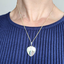 Load image into Gallery viewer, Vintage 9ct Yellow Gold and Palladium Heart Shaped Locket
